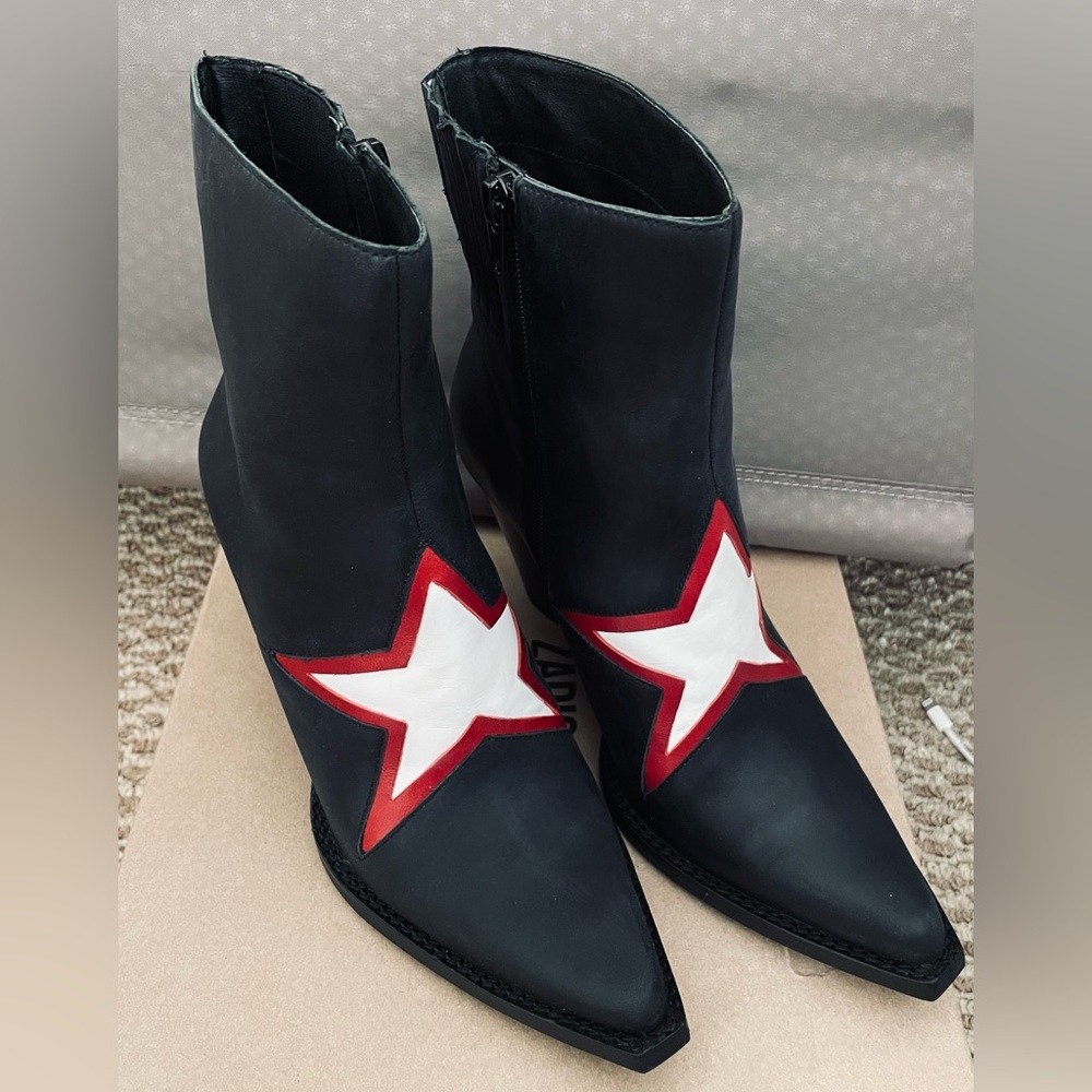 Black Leather.
Side zip closure,
Chunky block heel.
Shoe Height: 9"
Heel: 3"